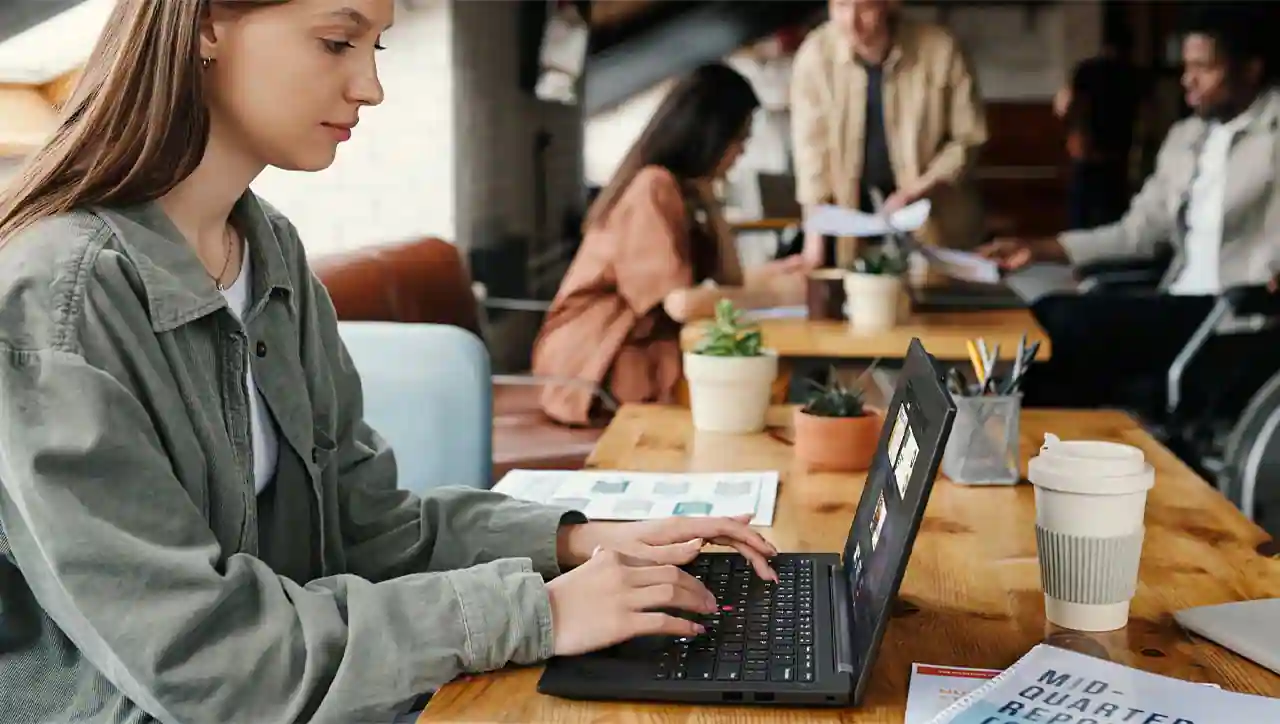 Features (2) ThinkPad T14s Gen 6 (14″ Snapdragon)